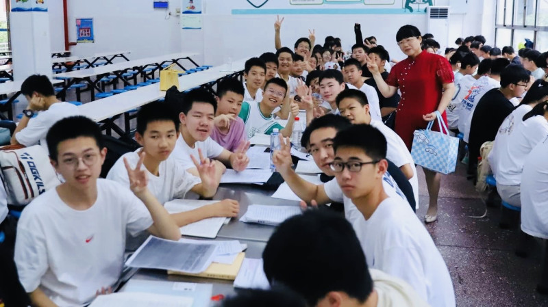 谭姣莲老师陪伴学生参加考试。 谭姣莲老师陪伴学生参加考试。