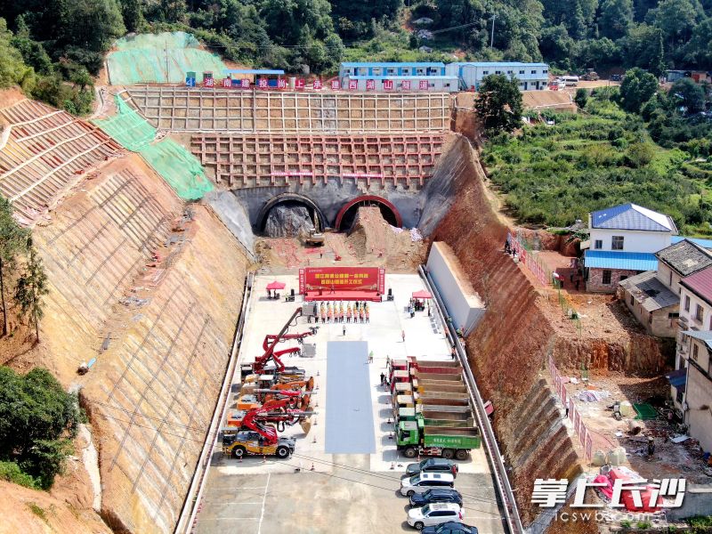 9月8日，浏江高速西湖山隧道进口端顺利动工。 均为长沙晚报通讯员彭建云、王波文供图
