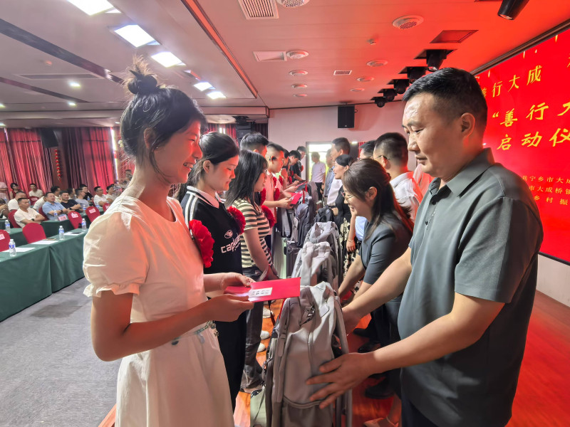 今年考上大学的学子们主动响应移风易俗号召，放弃举办升学宴，大成桥镇则为学子送上开学“大礼包”。长沙晚报全媒体记者 张禹 摄