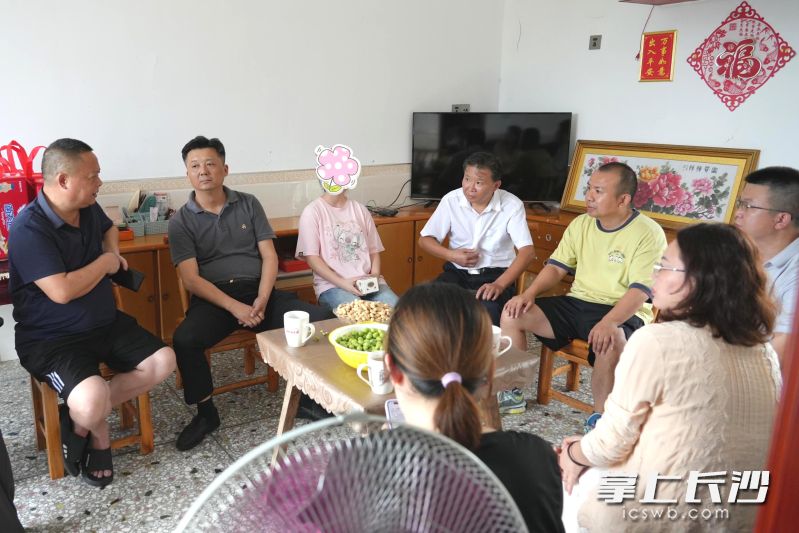 5位长沙市人大代表携手2位社会爱心人士，来到宁乡左家山村困难群众家中开展帮扶，解决孩子的学习生活费。长沙晚报全媒体记者 张禹 通讯员 蒋宏 摄影报道