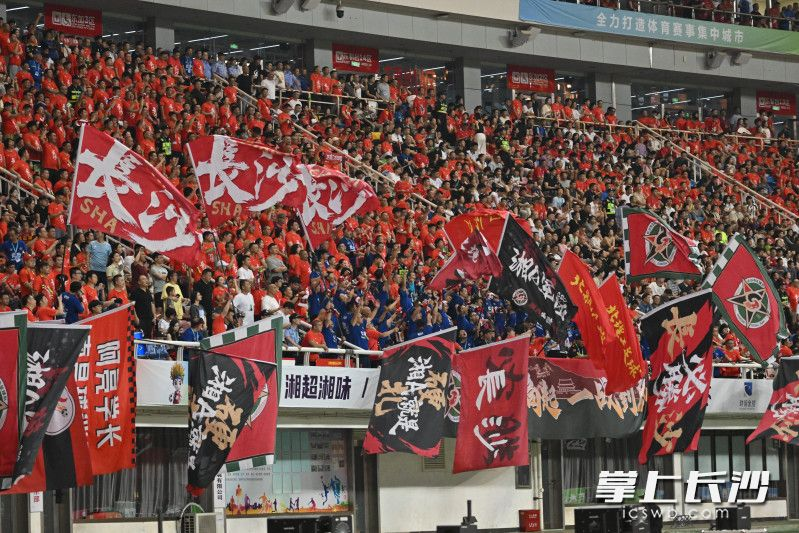 大家因为热爱而走到了一起，这才有了“湘超”。均为黄启晴 邹麟 王志伟 余劭劼 摄