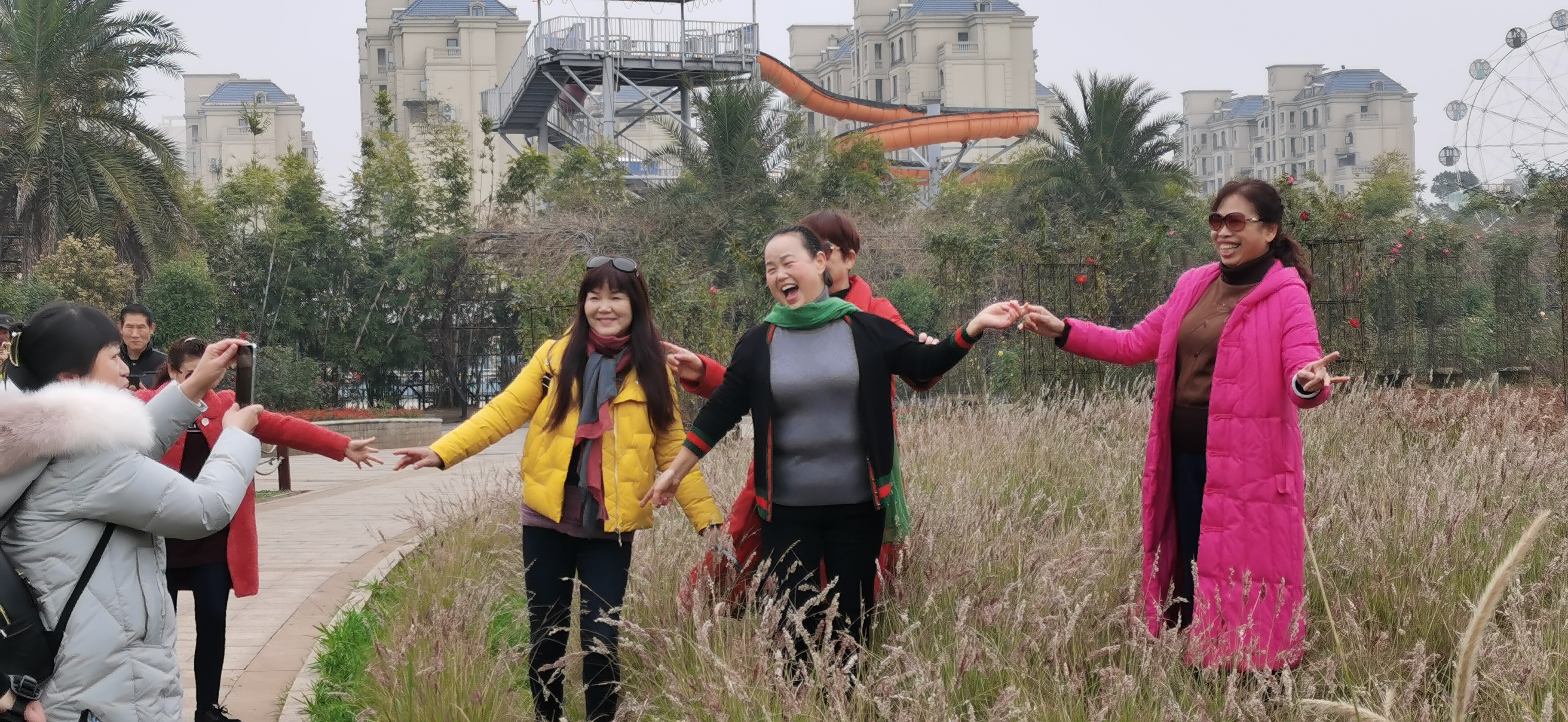 一大早，市民王有铭特意来到湖南省植物园北大门，直接通过阐口直接进入园，享受这里的湖光山色，优美环境，好不惬意。