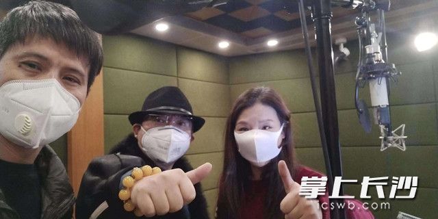 著名音乐人张伯序（中）、周秀松（左）和歌手秦妮在连夜录制《希望》。