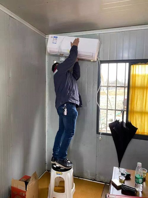 格力安装工程师正在抢装空调。