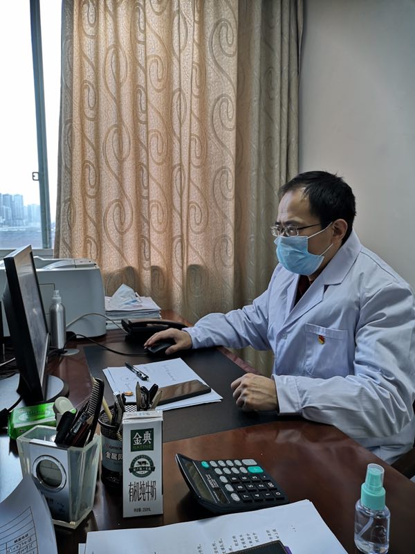 图为李相武在进行流行病学调查分析