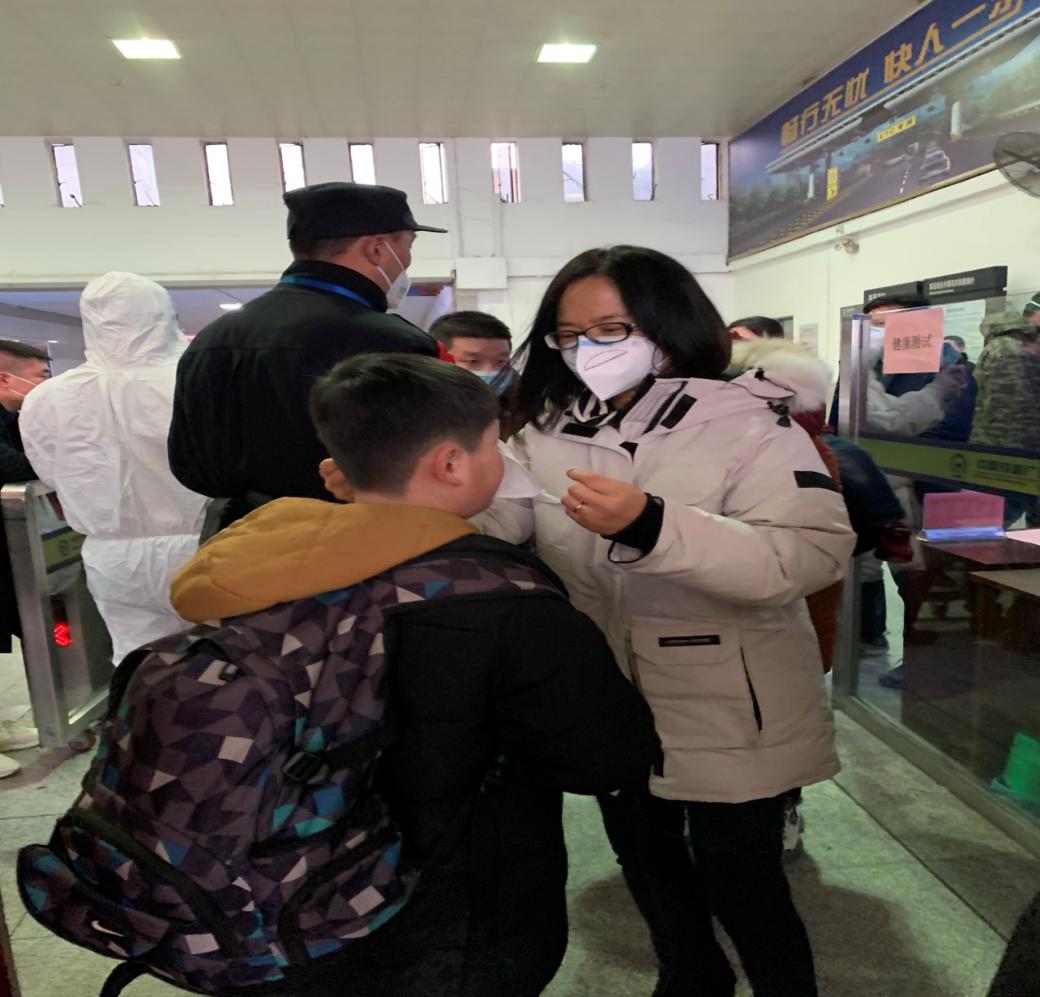 胡辉伍指导旅客佩戴口罩