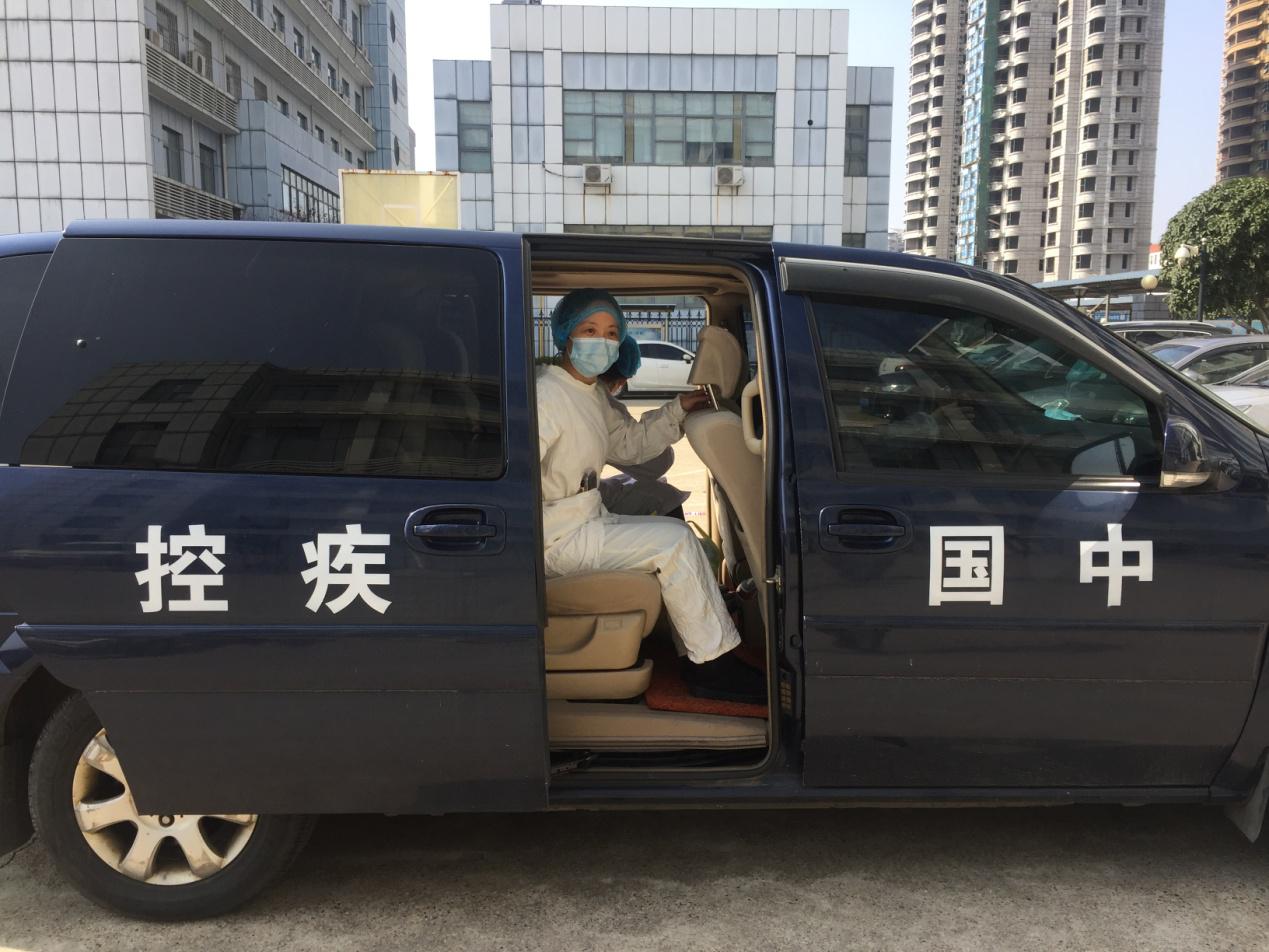 图为厉洁正准备去湘雅附二的感染科做流调