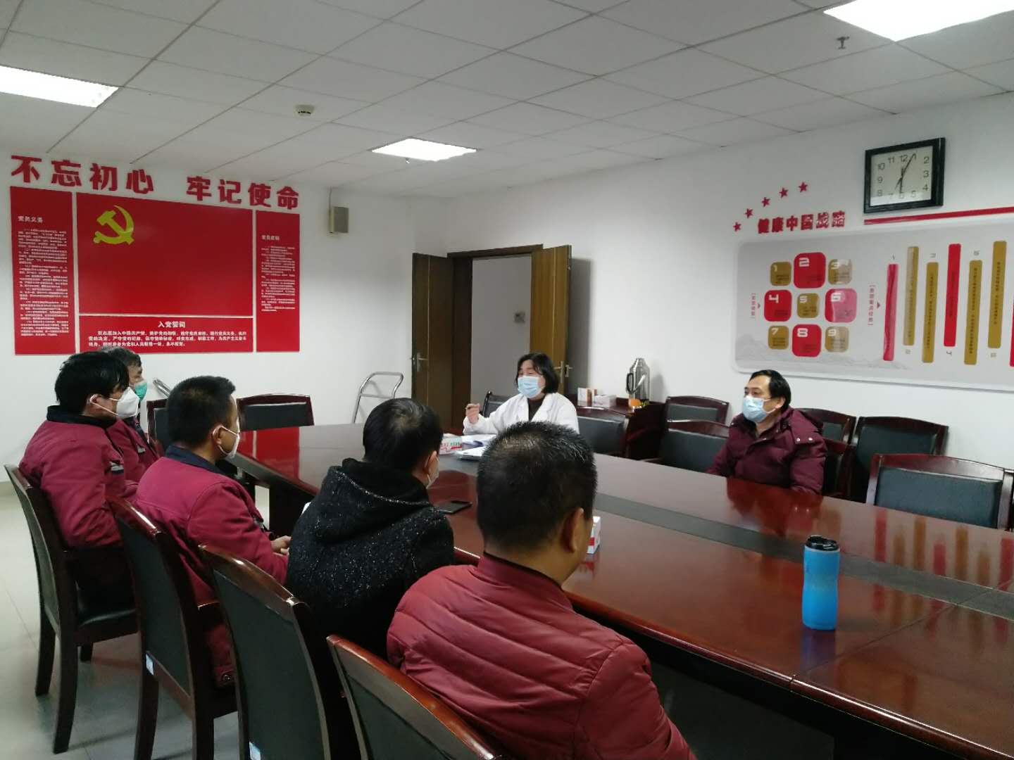 图为黄晓红同志在为消毒人员进行培训