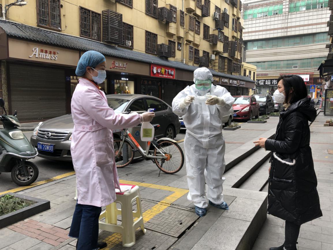 校医高艳晖参与辖区重点人群咽拭子采样