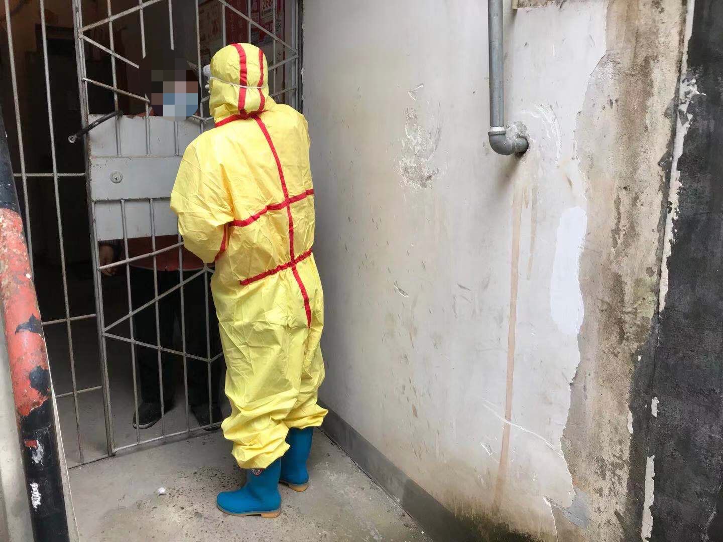 校医杨旭上门为密接人员进行体温监测