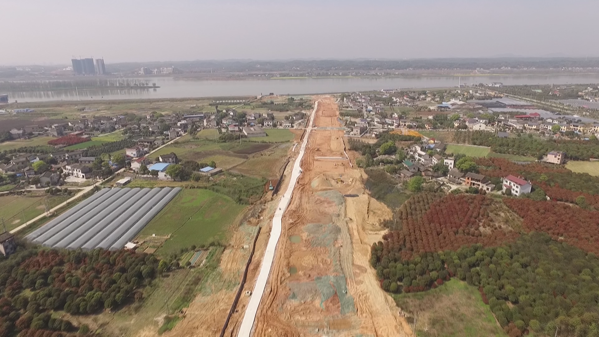 位于暮云片区的伊莱克斯大道西延线正在紧张施工中，预计年底建成通车。均为长沙晚报全媒体记者 陈焕明 摄