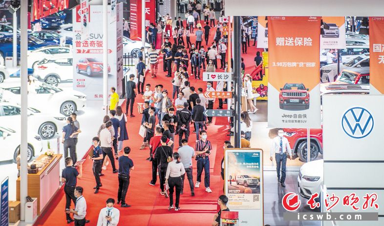 据不完全统计，车展6天时间，观展人数6.238万人次，销售车辆2.391万辆，销售金额52.68亿元。长沙晚报全媒体记者 邹麟 摄