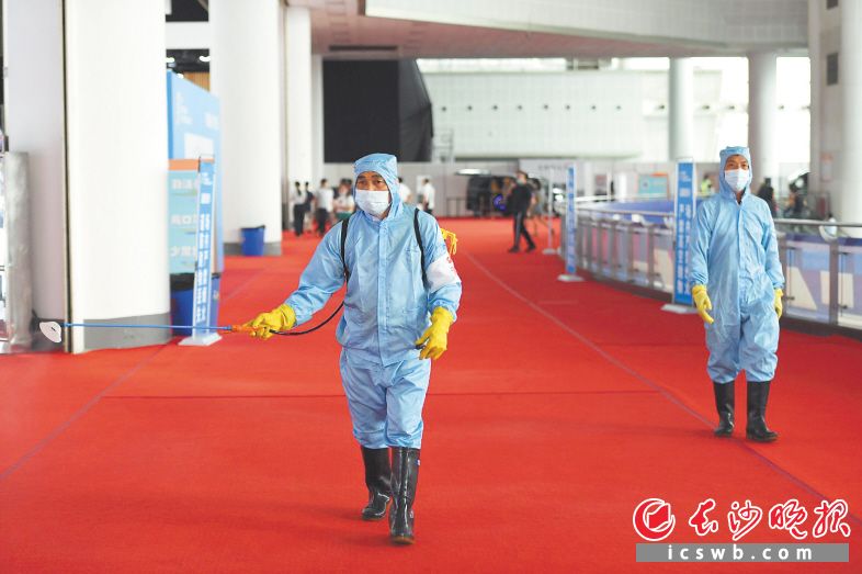 车展期间，工作人员每天都会对场地进行定时消杀。长沙晚报全媒体记者 黄启晴 摄