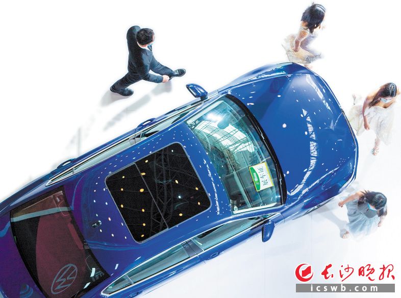 高空俯瞰一汽大众展台，模特们戴着口罩依然美丽。长沙晚报全媒体记者 邹麟 摄