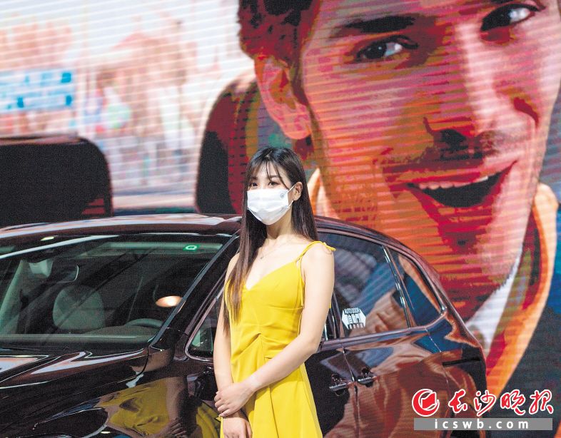 高空俯瞰一汽大众展台，模特们戴着口罩依然美丽。长沙晚报全媒体记者 邹麟 摄