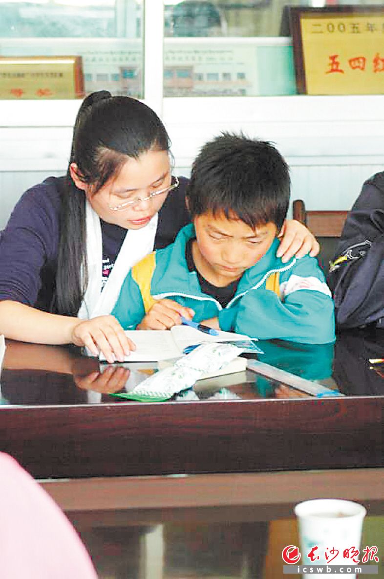 2008年在甘肃助学时,小飞耐心地辅导当地儿童学习。 资料图片 2008年在甘肃助学时,小飞耐心地辅导当地儿童学习。 资料图片