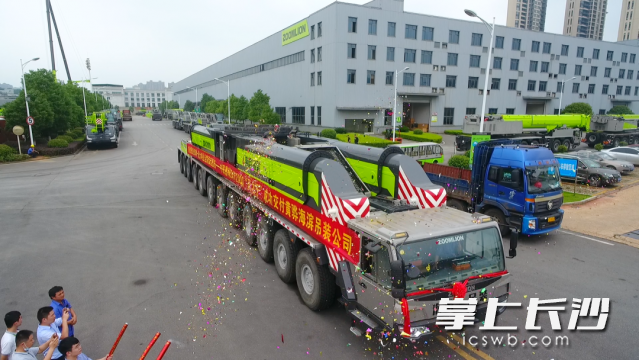 中联重科qay2000全地面起重机，是目前全球最大起重量的轮式起重机。中联重起 供图