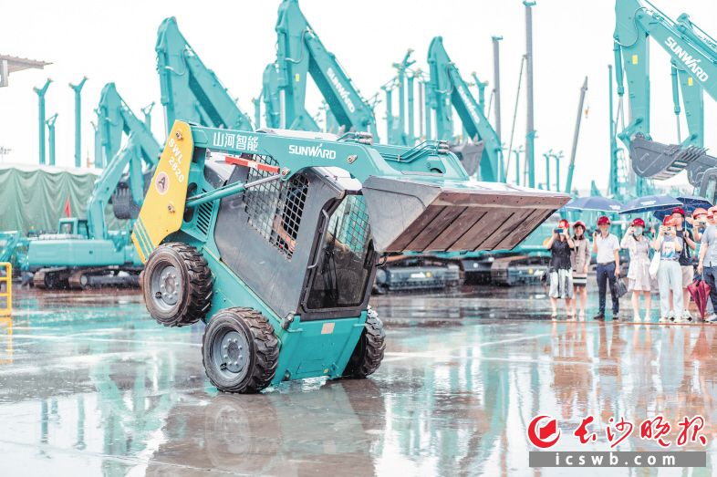 山河智能的“铁憨憨“跳起憨萌的机械舞。 资料图片