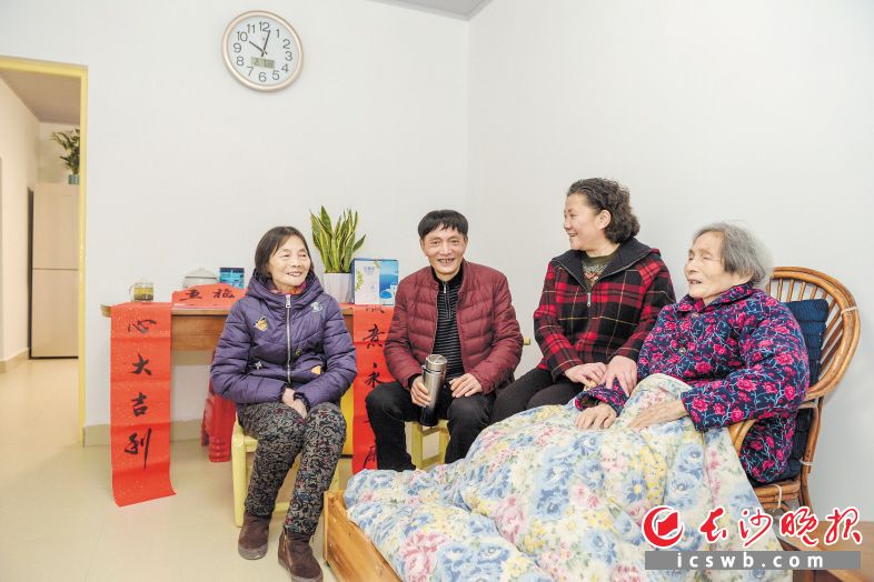 搬进改造一新的住房，戴建国（左二）和邻居们乐开了花。