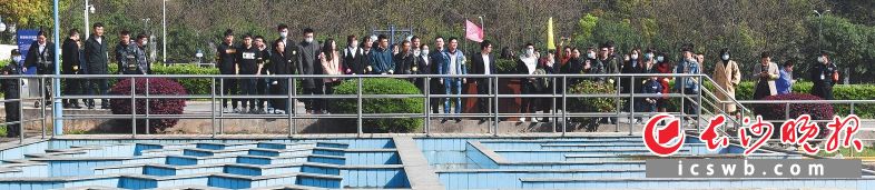 市民、学生、志愿者代表参观猴子石水厂的制水工艺流程、水质监测站。长沙晚报全媒体记者 王志伟 摄