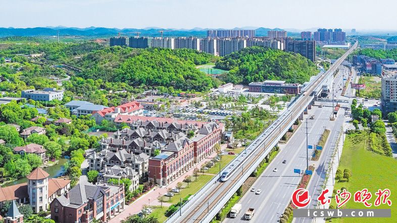长沙南部融城片区既是长株潭一体化发展的前沿阵地,也是长株潭一体化发展的“融城极核”。 长沙晚报全媒体记者 罗杰科 摄 长沙南部融城片区既是长株潭一体化发展的前沿阵地,也是长株潭一体化发展的“融城极核”。 长沙晚报全媒体记者 罗杰科 摄