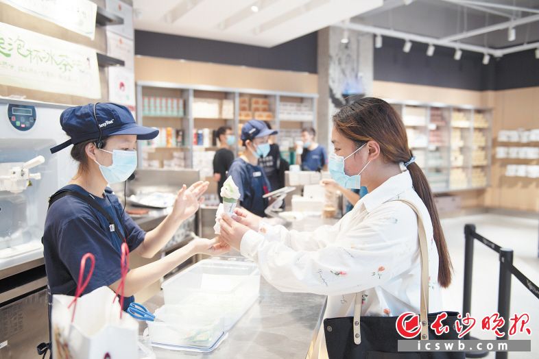 为避免与消费者的手部接触，有的食品店还在食品包装外垫上一层纸巾。