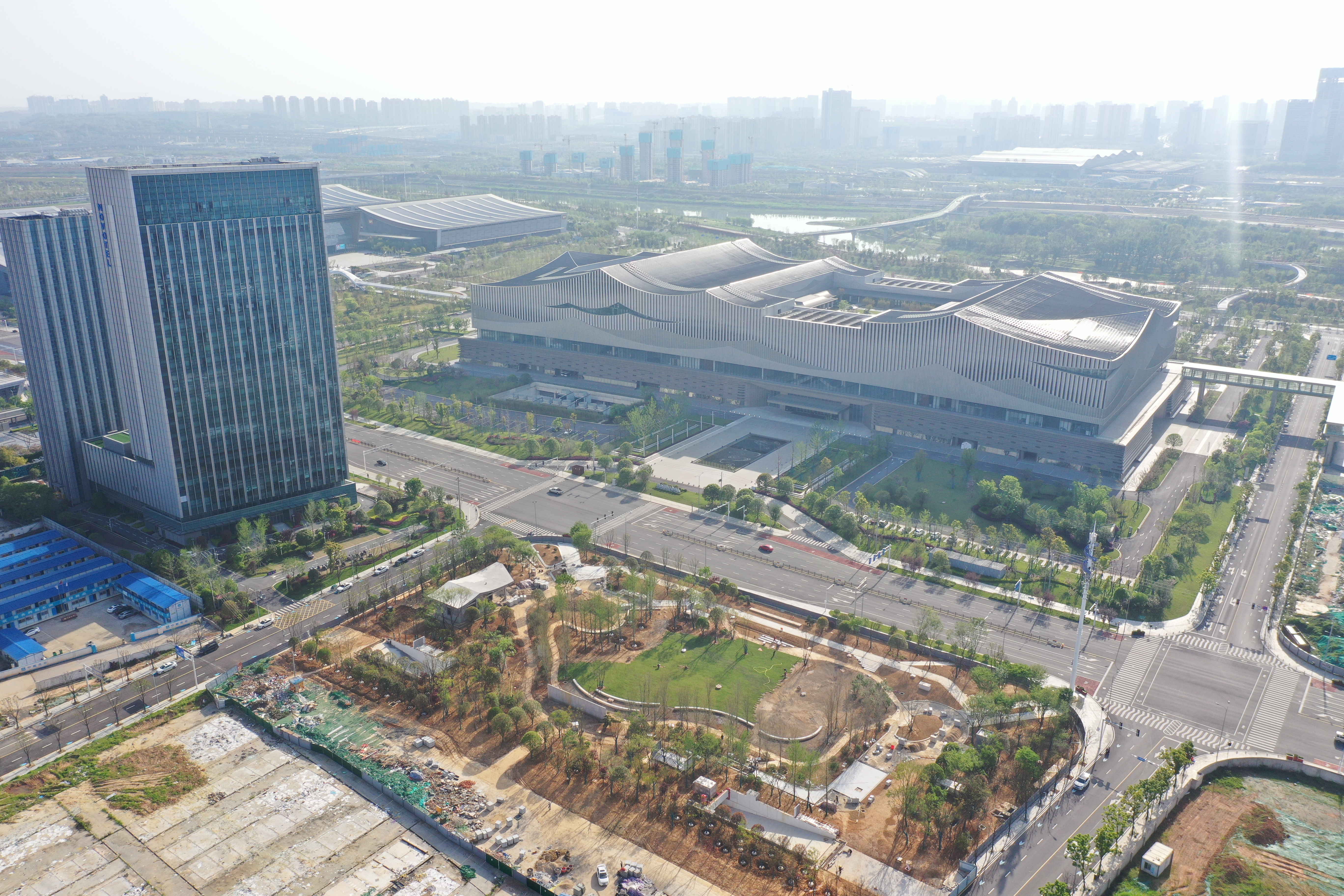 在长沙国际会议中心正对面，光达停车场及公共绿地建设工程完成建设，将为片区新增387个公共停车位，满足大型展会、活动期间的停车需求。均为长沙晚报全媒体记者 王志伟 通讯员 曾彪 摄影报道