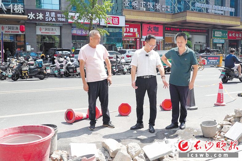 雨花区井湾子街道党工委书记龙峥嵘（中）正在检查迎新路提质微改造项目。长沙晚报全媒体记者 冯启阳 摄