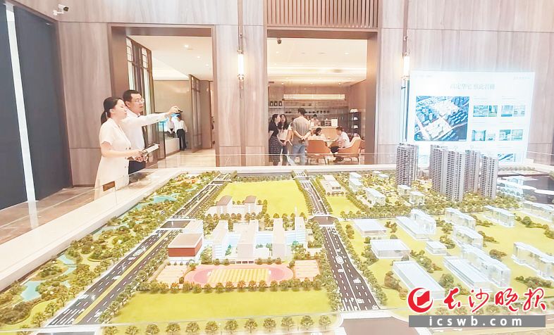 一位消费者在城发恒伟·君樾洋湖项目看房。长沙晚报全媒体记者 孙占锋 摄 一位消费者在城发恒伟·君樾洋湖项目看房。长沙晚报全媒体记者 孙占锋 摄