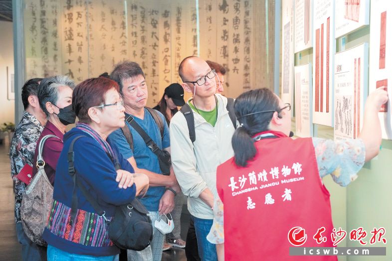 2024年,长沙简牍博物馆接待观众近百万人次,创下历史新高。这是志愿者在引导游客参观。长沙晚报全媒体记者刘晓敏 摄 2024年,长沙简牍博物馆接待观众近百万人次,创下历史新高。这是志愿者在引导游客参观。长沙晚报全媒体记者刘晓敏 摄