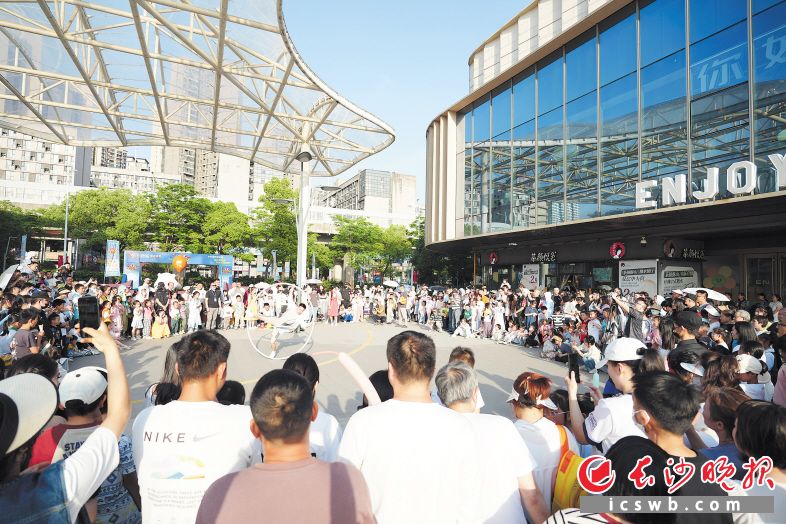 5月1日、2日，以圭塘河为纽带，一场“水岸漫游”精彩上演，从风车草坪到爱心桥，从小天幕到大天幕，从溪悦荟到悠游小镇，处处都是杂技新舞台。