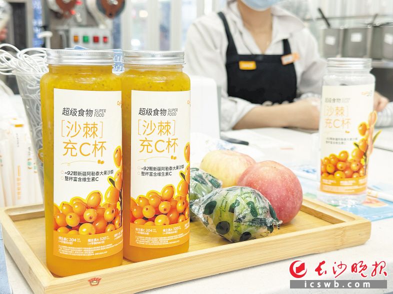 coco都可推出的“超级沙棘杯”以新疆有机种植的大果沙棘为主要原料,上线以来颇受消费者欢迎。长沙晚报全媒体记者 贾凯清 见习记者 王佳怡 摄 coco都可推出的“超级沙棘杯”以新疆有机种植的大果沙棘为主要原料,上线以来颇受消费者欢迎。长沙晚报全媒体记者 贾凯清 见习记者 王佳怡 摄