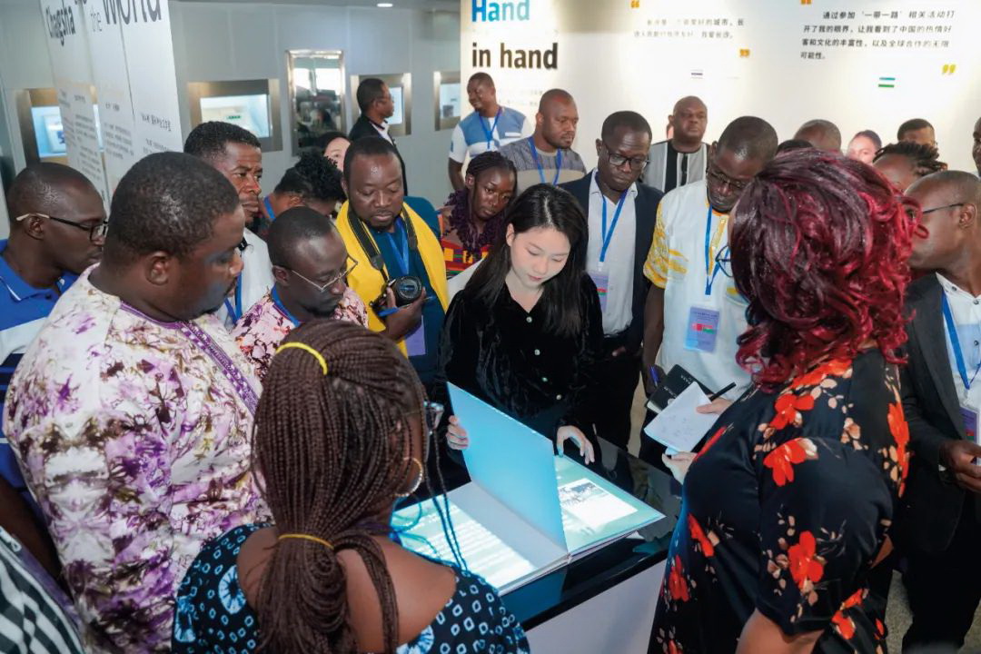 2024年10月18日,来自布基纳法索的28位媒体负责人来到长沙晚报国际传播中心交流沟通。 2024年10月18日,来自布基纳法索的28位媒体负责人来到长沙晚报国际传播中心交流沟通。