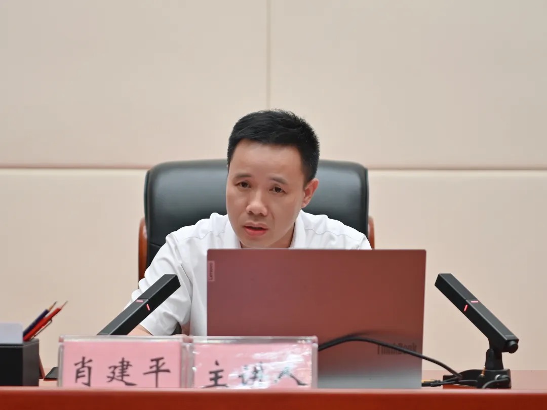 省委农村⼯作领导小组办公室秘书处处长肖建平受邀进行授课