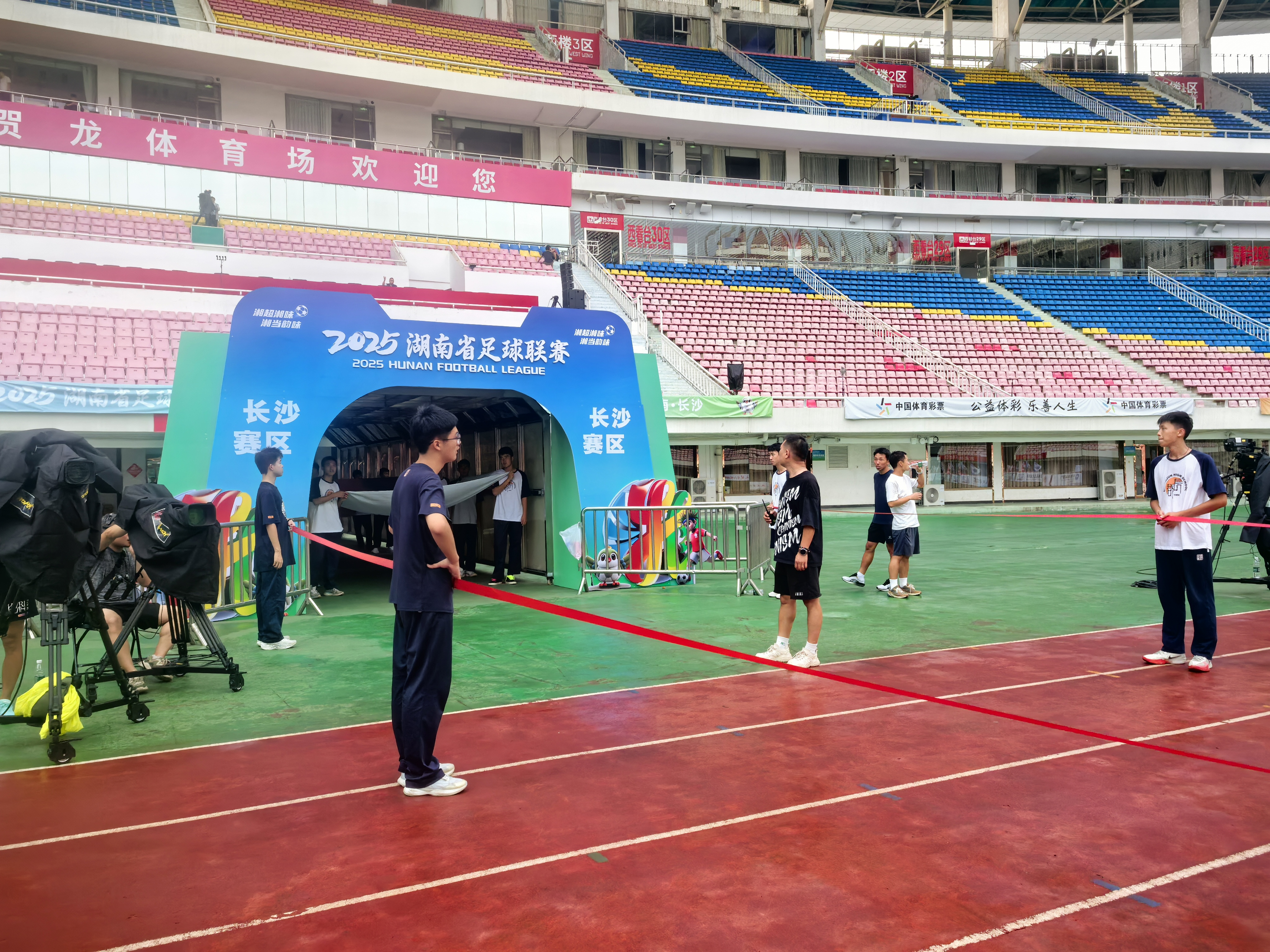 志愿者们在排练举旗入场仪式。 均为长沙晚报全媒体记者赵紫名摄