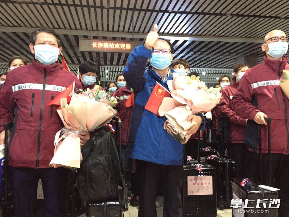 吴安华教授（中）高兴地竖起大拇指。