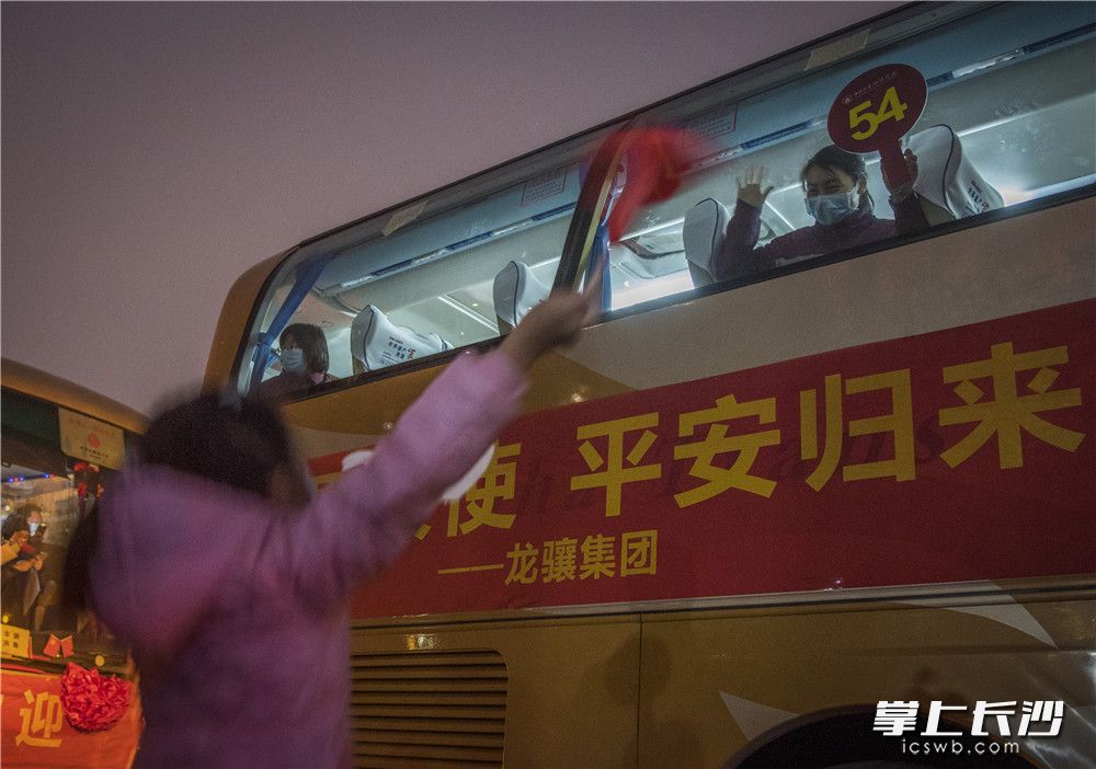 湘雅医院第三批支援湖北医疗队130名队员凯旋。照片均为长沙晚报全媒体记者 邹麟 摄