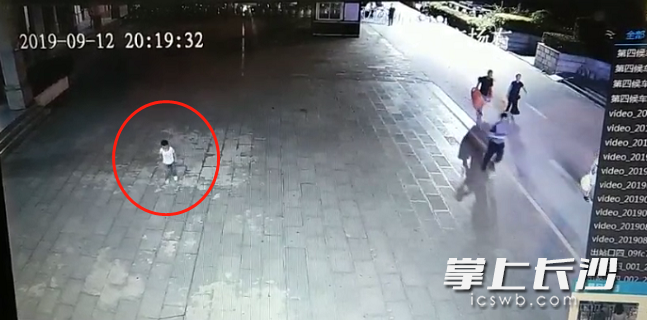 民警通过视频监控发现了孩子的踪迹。照片均为警方 供图