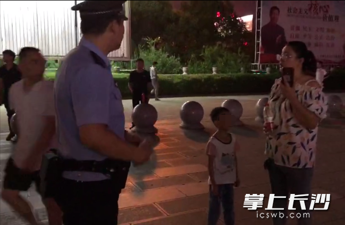 民警将孩子找到后，送回其母亲身边。