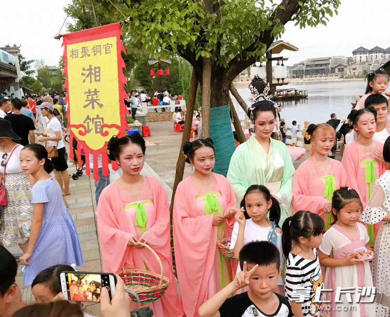 神话故事里的嫦娥提灯夜游，非遗馆区游客体验非遗文化的无穷魅力……照片均为长沙晚报全媒体记者 贺文兵 通讯员 叶子君 摄