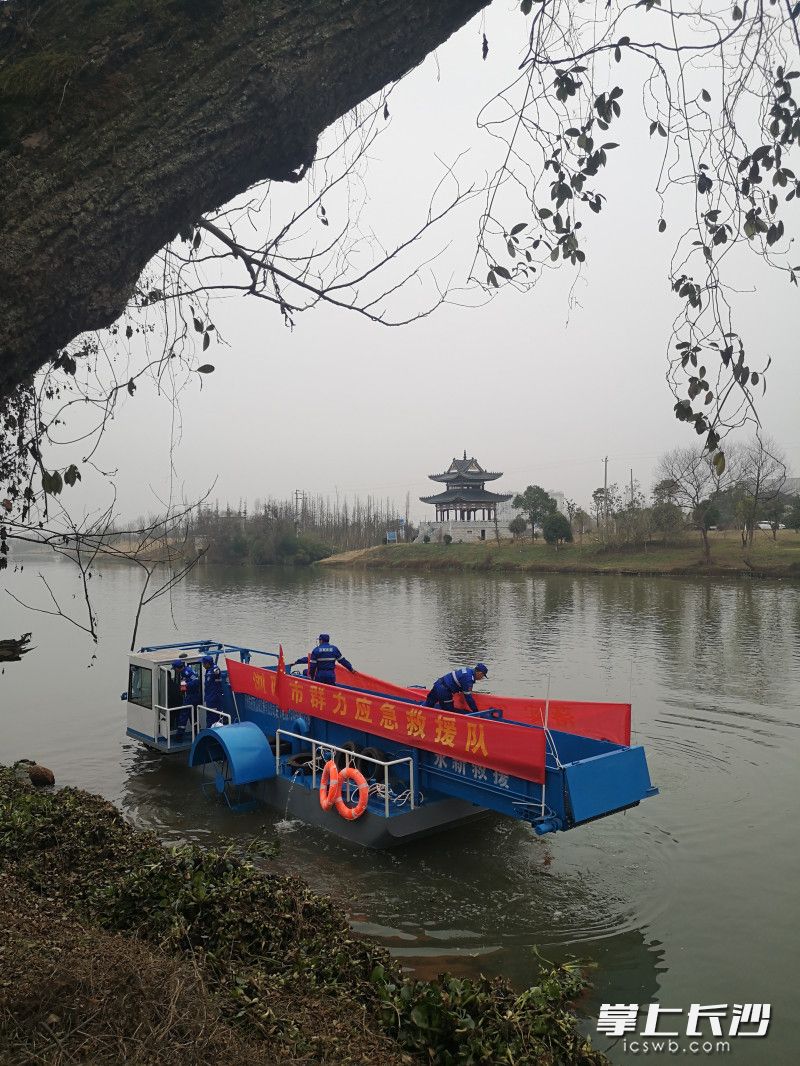 这是一艘自动多功能垃圾收集船，能更好地清洁水域。均为长沙晚报通讯员 宋利 摄