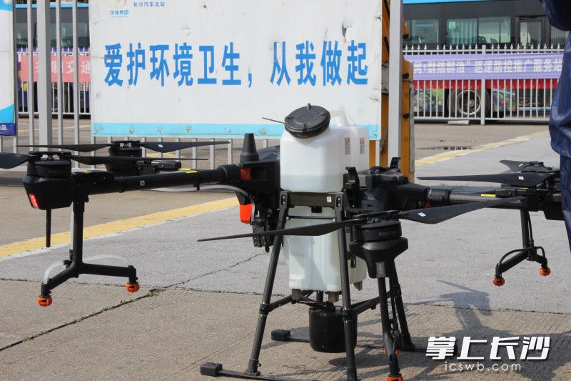 此次消毒作业的无人机来自于长沙联通无人机大队。
