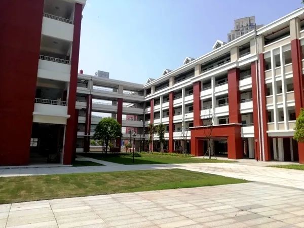 兴联小学规划设计为42个班,预计新增1890个学位。 兴联小学规划设计为42个班,预计新增1890个学位。