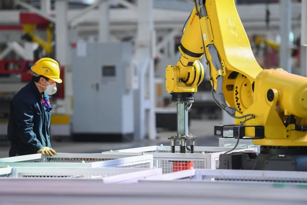 在三一18号厂房，工程技术人员正在测试新“入职”的机器人。 长沙晚报通讯员 黄艳摄