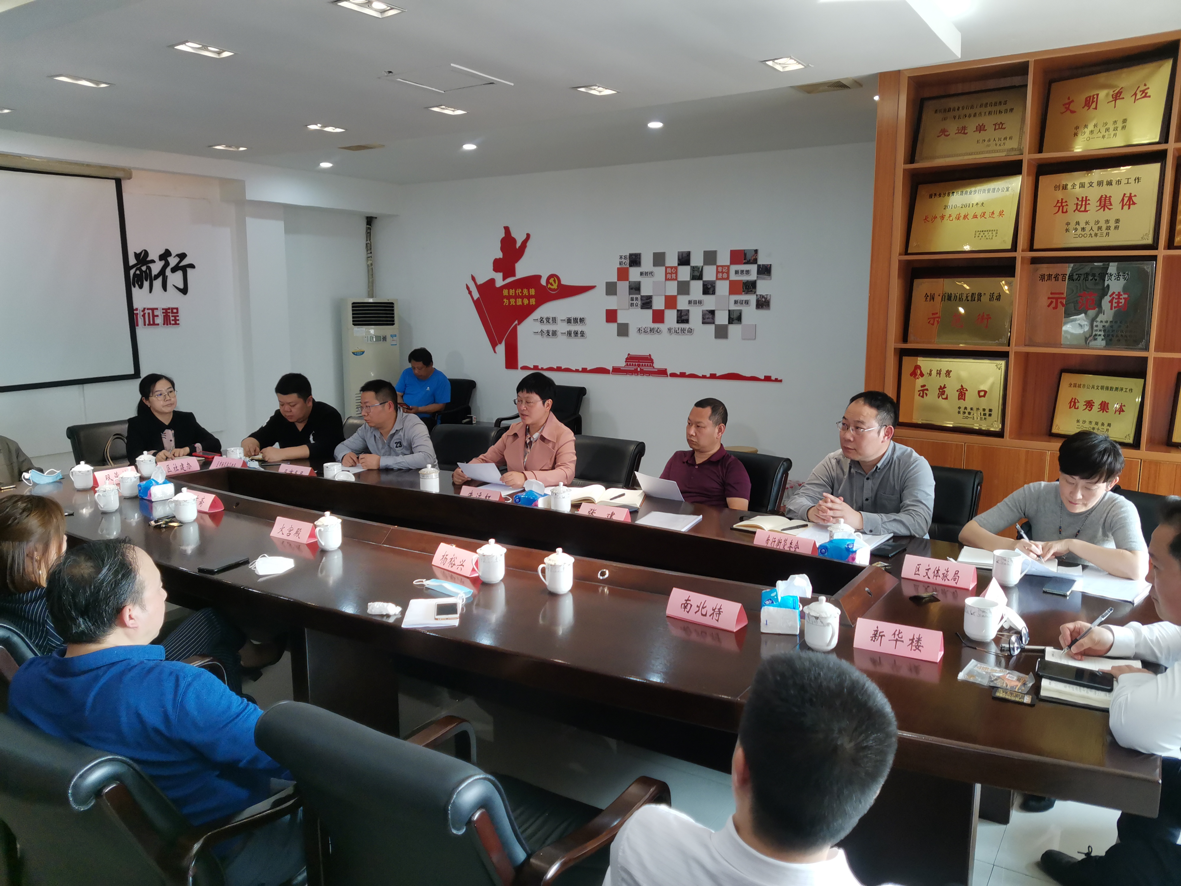 各单位、各老字号代表进行座谈，共商品质提升之道。长沙晚报全媒体记者 王斌 摄