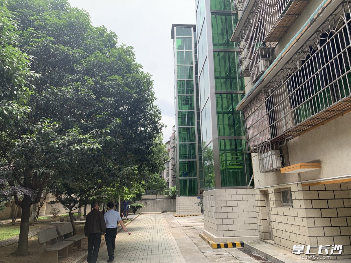 去年长沙共加装电梯1005台，图为加装电梯完毕的芙蓉区东荷路61号住宅。长沙晚报全媒体记者 陈焕明 摄