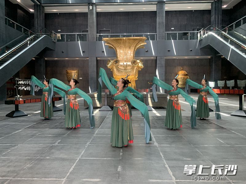 炭河里青铜博物馆编钟舞表演。 炭河里青铜博物馆编钟舞表演。