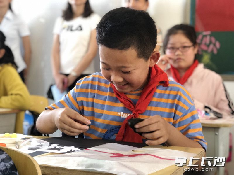 孩子们正在认真了解西周历史和青铜文化。 孩子们正在认真了解西周历史和青铜文化。