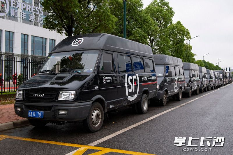 6月10号，长沙顺丰丰泰产业园在长沙临空经济示范区正式开园，路边停满了顺丰速运的车辆。长沙晚报全媒体记者 邹麟 邓迪 摄