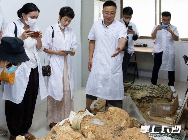 文物修复师蒋成光正在给市民介绍文物修复前的情况。照片均为长沙晚报全媒体记者 邹麟 摄